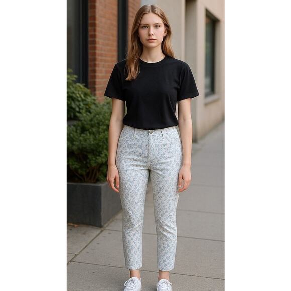 NWT Mario Serrani Cuff Capri Stretch White & Blue Floral Pants Medium - Picture 1 of 9